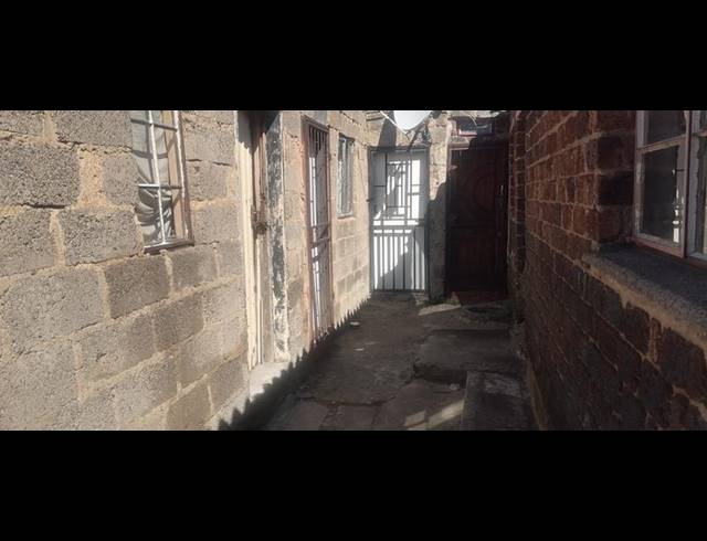 9 BEDROOM HOUSE FOR SALE IN TEMBISA CENTRAL